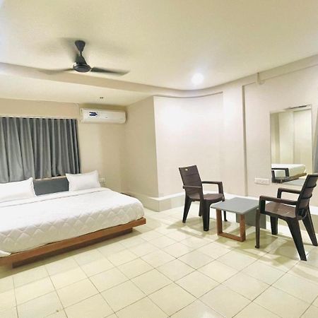 Hotel Royal Orbit Rajkot Exterior photo