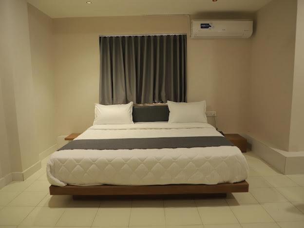 Hotel Royal Orbit Rajkot Exterior photo