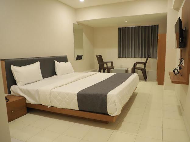 Hotel Royal Orbit Rajkot Exterior photo