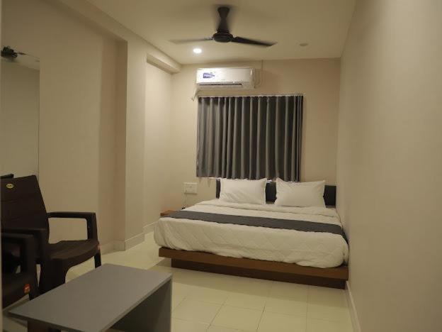 Hotel Royal Orbit Rajkot Exterior photo
